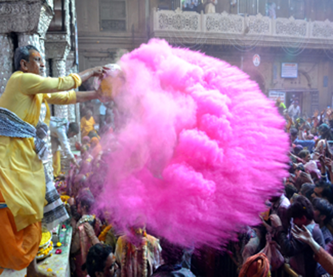 भक्ति की बयार में फाग की उमंग, ब्रज में बरस रहे प्रेम से पगे रंग  